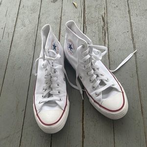 White converse like new! Only worn twice!
